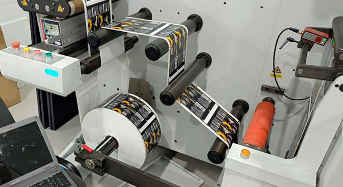 Линия отделки этикетки FlatLINE-370 установлена компанией «Полиграфические машины в Краснодарском крае  